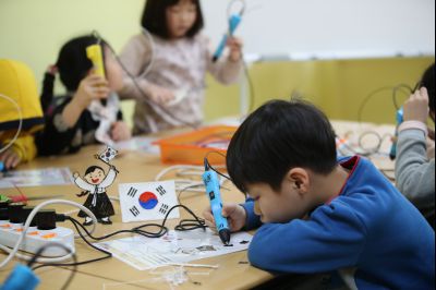 정남도서관 어린이 대상 3D펜으로 태극기 만들기 프로그램 운연현황