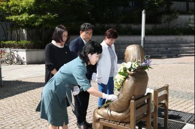서철모 시장 및 이혜연 여사 평화의 소녀상 헌화 A-28.JPG