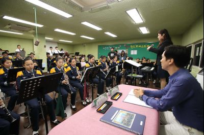 서철모 시장 장안초등학교 오케스트라 연주단원과 간담회 A-8.JPG