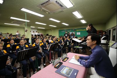 서철모 시장 장안초등학교 오케스트라 연주단원과 간담회 A-9.JPG