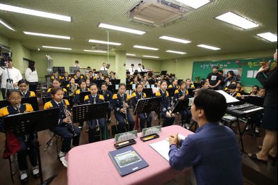 서철모 시장 장안초등학교 오케스트라 연주단원과 간담회 A-10.JPG