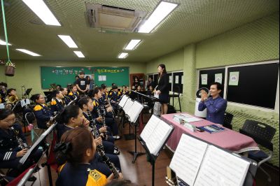 서철모 시장 장안초등학교 오케스트라 연주단원과 간담회 A-17.JPG