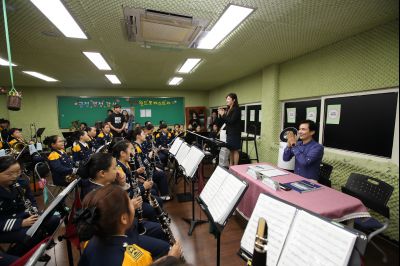 서철모 시장 장안초등학교 오케스트라 연주단원과 간담회 A-18.JPG