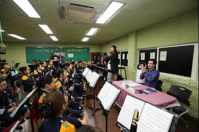 서철모 시장 장안초등학교 오케스트라 연주단원과 간담회 A-21.JPG