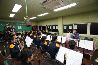 서철모 시장 장안초등학교 오케스트라 연주단원과 간담회 A-22.JPG