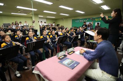 서철모 시장 장안초등학교 오케스트라 연주단원과 간담회 A-47.JPG