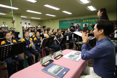 서철모 시장 장안초등학교 오케스트라 연주단원과 간담회 A-48.JPG