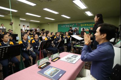 서철모 시장 장안초등학교 오케스트라 연주단원과 간담회 A-53.JPG