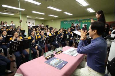 서철모 시장 장안초등학교 오케스트라 연주단원과 간담회 A-58.JPG
