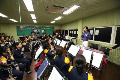 서철모 시장 장안초등학교 오케스트라 연주단원과 간담회 A-77.JPG