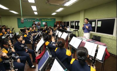 서철모 시장 장안초등학교 오케스트라 연주단원과 간담회 A-79.JPG