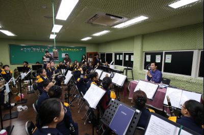 서철모 시장 장안초등학교 오케스트라 연주단원과 간담회 A-110.JPG