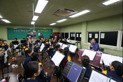서철모 시장 장안초등학교 오케스트라 연주단원과 간담회 A-111.JPG