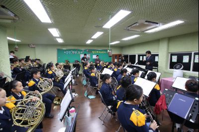 서철모 시장 장안초등학교 오케스트라 연주단원과 간담회 A-122.JPG