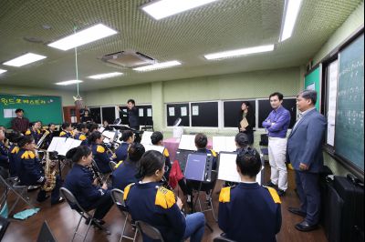 서철모 시장 장안초등학교 오케스트라 연주단원과 간담회 A-124.JPG