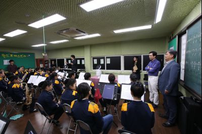서철모 시장 장안초등학교 오케스트라 연주단원과 간담회 A-125.JPG
