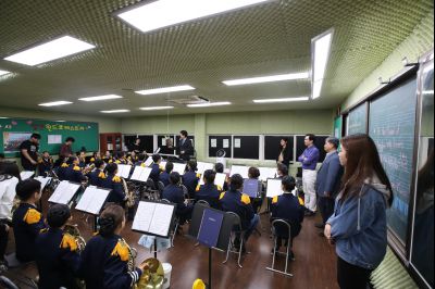 서철모 시장 장안초등학교 오케스트라 연주단원과 간담회 A-130.JPG