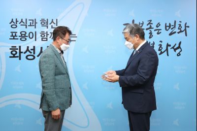 김종대 기획조정실장 고진성 규제개혁위원회 위원장에게 감사패 전수 A-1.JPG