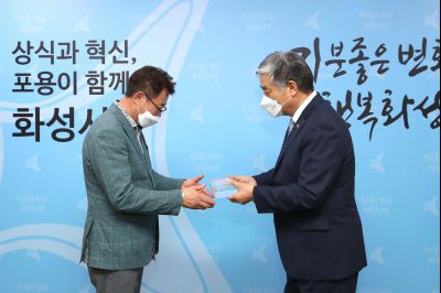 김종대 기획조정실장 고진성 규제개혁위원회 위원장에게 감사패 전수 A-2.JPG