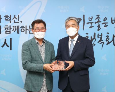 김종대 기획조정실장 고진성 규제개혁위원회 위원장에게 감사패 전수 A-4.JPG