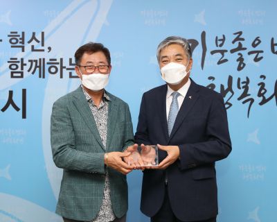 김종대 기획조정실장 고진성 규제개혁위원회 위원장에게 감사패 전수 A-5.JPG