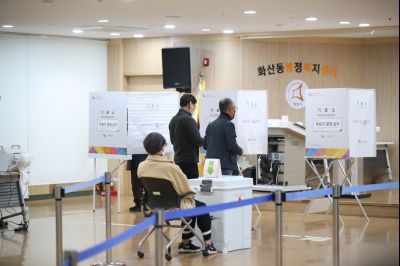 정명근 시장 제22대 국회의원선거 사전투표 참여 1DXS4416.JPG