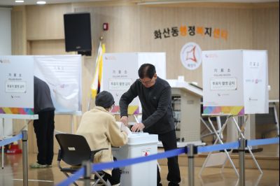 정명근 시장 제22대 국회의원선거 사전투표 참여 1DXS4418.JPG