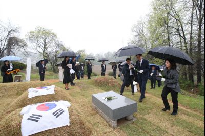 정명근 시장 고주리 순국묘역 헌화 및 참배 1DXS6245.JPG