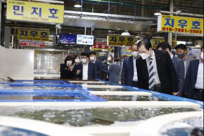 신우철 완도군수 일행 서신면 궁평항 수산물직판장 현장방문 W-21.JPG