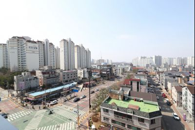 봉담읍 상봉초등학교 앞 사거리 풍경,공영버스 H131,공유킥보드,동화리 근린생활주택단지 전경 A-05.JPG