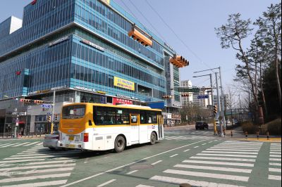 봉담읍 상봉초등학교 앞 사거리 풍경,공영버스 H131,공유킥보드,동화리 근린생활주택단지 전경 A-17.JPG