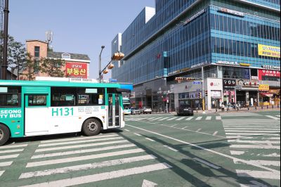 봉담읍 상봉초등학교 앞 사거리 풍경,공영버스 H131,공유킥보드,동화리 근린생활주택단지 전경 A-19.JPG