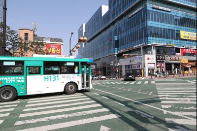 봉담읍 상봉초등학교 앞 사거리 풍경,공영버스 H131,공유킥보드,동화리 근린생활주택단지 전경 A-20.JPG