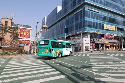 봉담읍 상봉초등학교 앞 사거리 풍경,공영버스 H131,공유킥보드,동화리 근린생활주택단지 전경 A-23.JPG