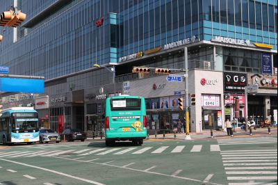 봉담읍 상봉초등학교 앞 사거리 풍경,공영버스 H131,공유킥보드,동화리 근린생활주택단지 전경 A-24.JPG