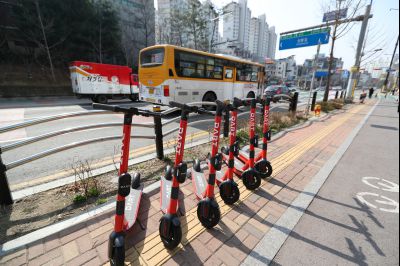 봉담읍 상봉초등학교 앞 사거리 풍경,공영버스 H131,공유킥보드,동화리 근린생활주택단지 전경 A-31.JPG