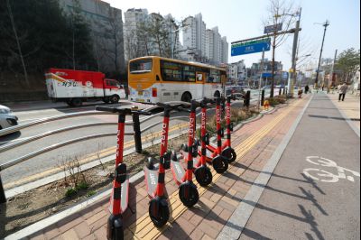 봉담읍 상봉초등학교 앞 사거리 풍경,공영버스 H131,공유킥보드,동화리 근린생활주택단지 전경 A-34.JPG