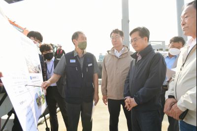 김동연 경기도지사 전곡항 해양쓰레기 수거 현장 방문 D-28.JPG