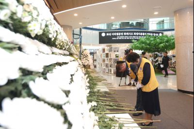 대한적십자사 경기도협의회장,전국협의회 부회장,적십자회 관계자 합동 헌화 1DXS9520.jpg