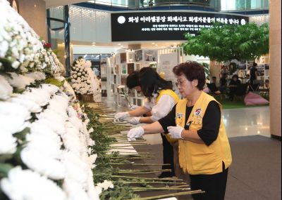 대한적십자사 경기도협의회장,전국협의회 부회장,적십자회 관계자 합동 헌화 1DXS9546.jpg