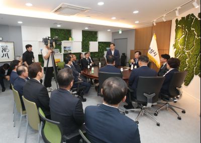 이재준 수원특례시장 및 구청장, 사회단체장 정명근 시장 접견 및 아리셀 공장화재사고 관련 격려금 전달 및 조문 1DXS0762.jpg