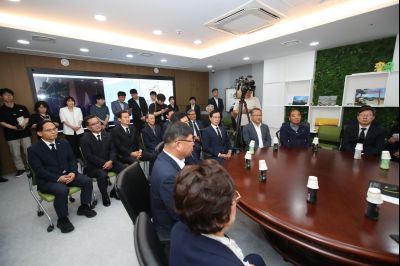 이재준 수원특례시장 및 구청장, 사회단체장 정명근 시장 접견 및 아리셀 공장화재사고 관련 격려금 전달 및 조문 1DXS0765.jpg