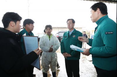 정명근 시장 대설피해 지역 우정읍 이화리 축사 현장 방문 1DXS7629_S.jpg