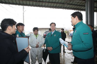 정명근 시장 대설피해 지역 우정읍 이화리 축사 현장 방문 1DXS7641_S.jpg