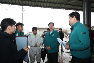 정명근 시장 대설피해 지역 우정읍 이화리 축사 현장 방문 1DXS7642_S.jpg