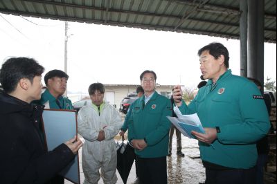 정명근 시장 대설피해 지역 우정읍 이화리 축사 현장 방문 1DXS7645_S.jpg