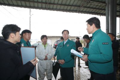 정명근 시장 대설피해 지역 우정읍 이화리 축사 현장 방문 1DXS7647_S.jpg