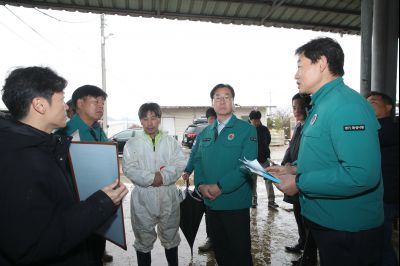 정명근 시장 대설피해 지역 우정읍 이화리 축사 현장 방문 1DXS7649_S.jpg