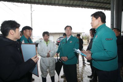 정명근 시장 대설피해 지역 우정읍 이화리 축사 현장 방문 1DXS7650_S.jpg