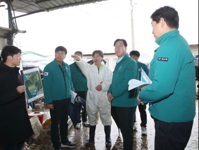 정명근 시장 대설피해 지역 우정읍 이화리 축사 현장 방문 1DXS7659_S.jpg